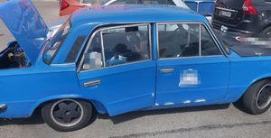 niebieski samochód marki Fiat