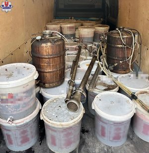 w samochodzie dostawczym umieszczonych kilkanaście pojemników z nielegalnie wytworzonym alkoholem oraz aparatura, rzeczy zabezpieczone przez policjantów