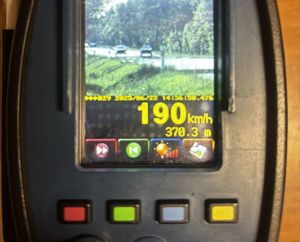 zdjęcie pomiaru z urządzenia policyjnego mierzącego prędkość