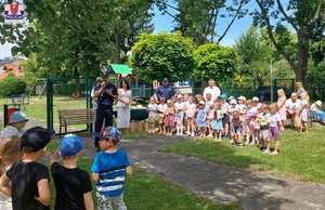 zdjęcie grupowe laureaci konkursu plastycznego z organizatorami i policjantami