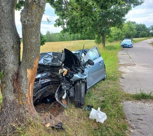 uszkodzony samochód osobowy przy drzewie