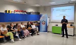 policjant podczas prelekcji z pracownikami u8niwersytetu