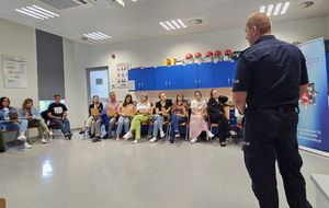 policjant podczas prelekcji z pracownikami uniwersytetu