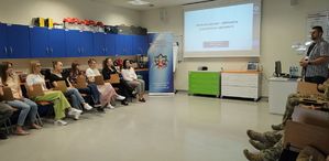 policjant po cywilnemu podczas prelekcji z pracownikami uniwersytetu