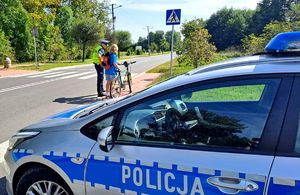 policjanci kontrolują rowerzystę na drodze