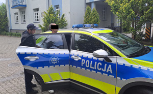zatrzymany 30-latek prowadzony przez policjanta do radiowozu