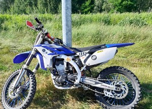 motocykl stoi oparty o słup