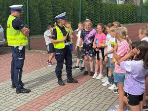 policjanci podczas spotkania z dziećmi