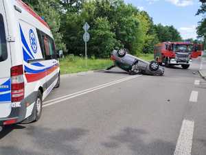 Uszkodzony pojazd w wyniku zdarzenia drogowego oraz pojazdy służb udzielających pomocy straż i pogotowie ratunkowe
