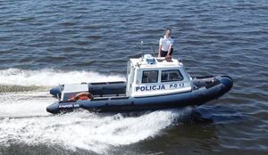 Policjanci na łodzi patrolują jezioro.