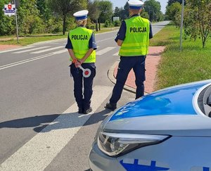 Policjanci kontrolują prędkość na drodze.