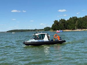 policyjna łódka pływająca po wodzie zalewu w Nieliszu