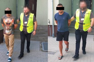 zatrzymani mężczyźni prowadzeni przez policjanta