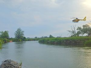 rzeka Wieprz nad nią śmigłowiec LPR