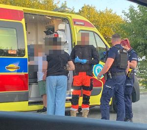 ambulans obok policjanci i ratownicy