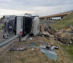 przewrócona ciężarówka na drodze ekspresowej