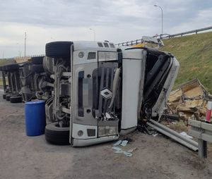 przewrócona ciężarówka na drodze