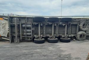 przewrócony ciągnik siodłowy