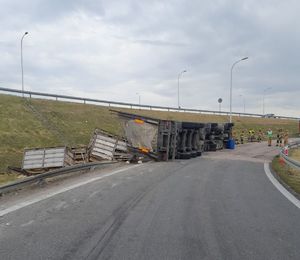 przewrócona ciężarówka na drodze ekspresowej, obok żywy drób.