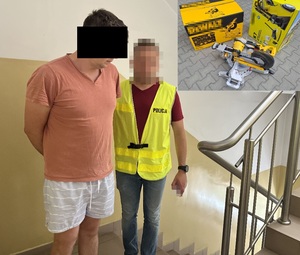 zatrzymany mężczyzna z zasłonięta twarzą obok policjant w kamizelce odblaskowej w rogu zdjęcie myjki ciśnieniowej