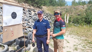 uczestnicy zawodów na strzelnicy