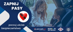 Kobieta zapina pasy dziewczynce siedzącej w foteliku do przewożenia dzieci