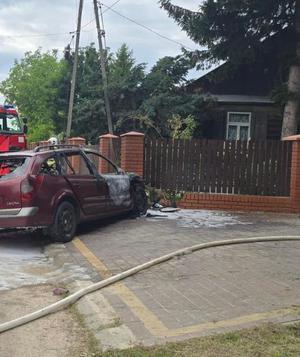 uszkodzone auto przy ogrodzeniu