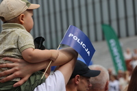 Małe dziecko trzyma w rączce napis policja.