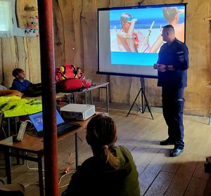 policjant podczas spotkania profilaktycznego