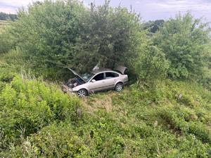 uszkodzone auto na polu