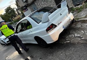 policjant podczas kontroli drogowej