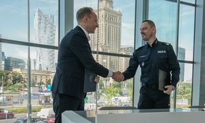 Komendant Główny Policji i Prezes Banku PKO BP Ściskają sobie dłonie