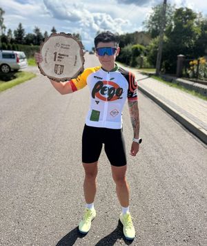 policjantka w sportowym stroju trzyma w ręku zwycięski puchar