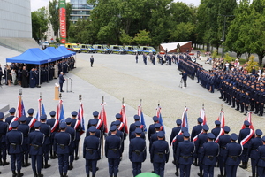 zdjęcie placu teatralnego z uczestnikami uroczystości