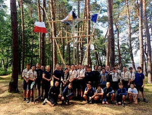 zdjęcie grupowe policjantek z harcerzami