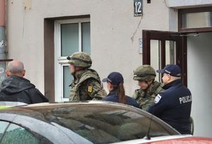 policjanci i saperzy pod kamienicą