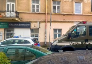 pojazdy służb przed kamienicą