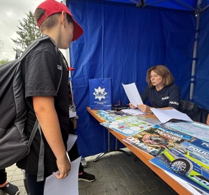 na zdjęciu policjantka i dziecko