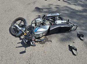 przewrócony motorower po wypadku