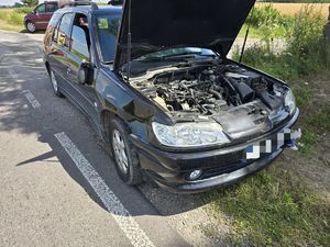 uszkodzony pojazd osobowy po wypadku