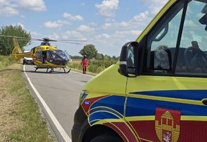 karetka i śmigłowiec pogotowia na miejscu wypadku