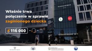 Na pierwszym planie napis: Właśnie trwa połączenie w sprawie zaginionego dziecka. Z boku na budynku widoczny ekran telefonu, a na wyświetlaczu napis: Przestraszona babcia dzwoni