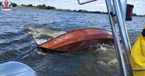 wywrócona łódź na zalewie