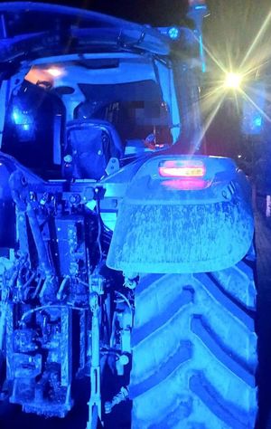 na zdjęciu zatrzymany ciągnik rolniczy