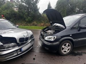 uszkodzone samochody po kolizji