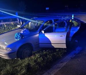 pojazd stojący w rowie