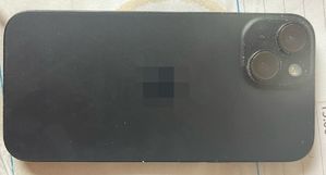 tylna strona telefonu komórkowego koloru czarnego