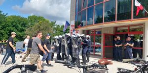 pododdział policji i protestujący w czasie ćwiczeń