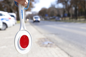 policyjna tarcza do zatrzymywania pojazdów