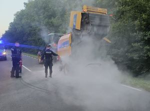 policjanci gaszą maszynę rolniczą
